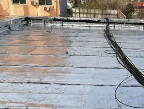 安源卫生间漏水维修公司分享下安源屋面楼顶防水刚性防水层施工要点。